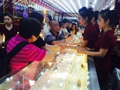 Thông tin thị trường vàng sáng 24.4.2019: Giá vàng thế giới dò đáy mới, trong nước giảm mạnh theo