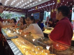 Bản tin thị trường vàng sang 16.4: Vàng thế giới neo mức cao