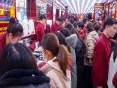 Thời điểm 15h: Đã giữa giờ chiều, nhưng lượng khách vẫn chen chân đông kín cửa hàng